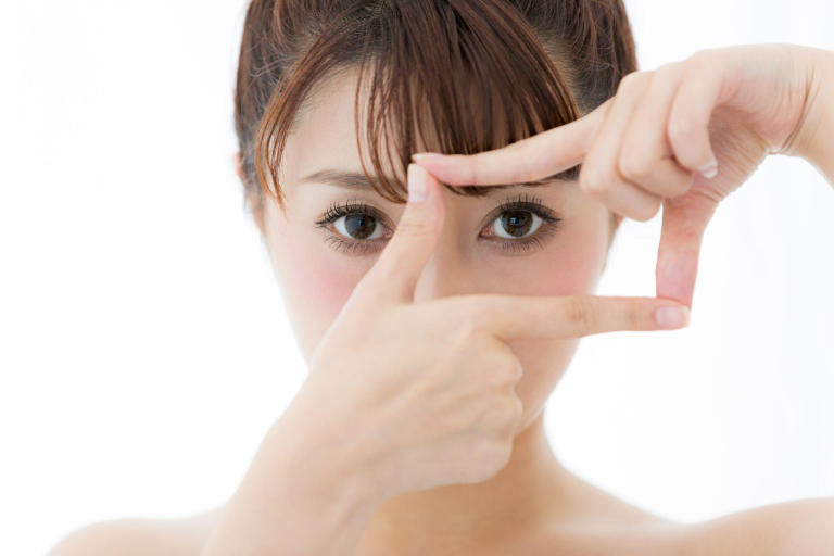 ハードコンタクトは眼瞼下垂の原因？気を付けたい症状と対処法