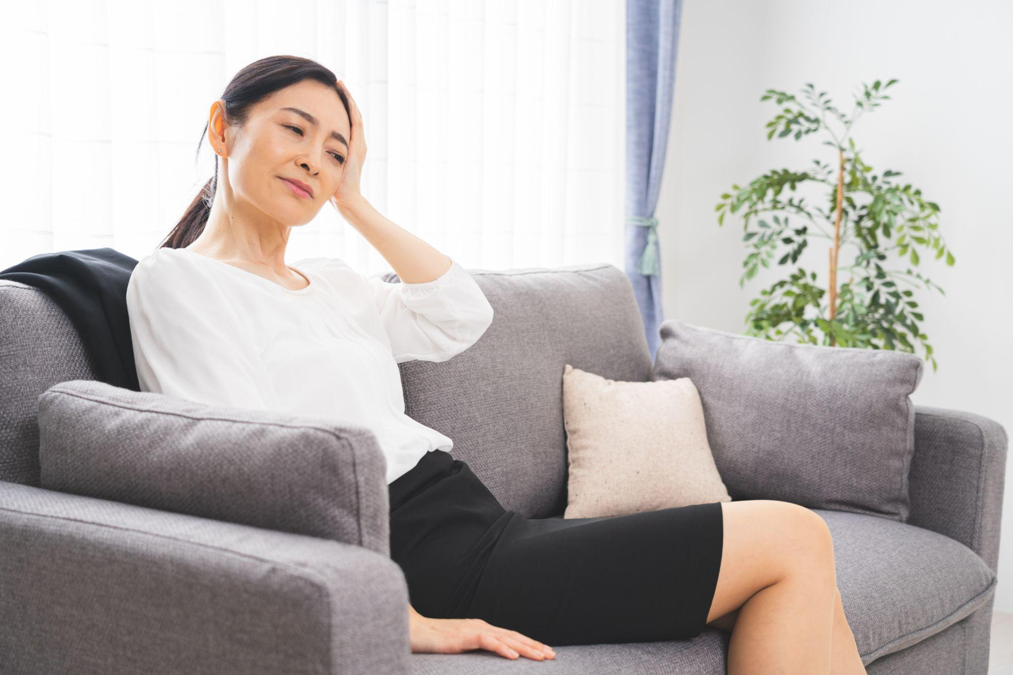 眼瞼下垂で頭痛が起こる原因は?見分け方や治療法を解説