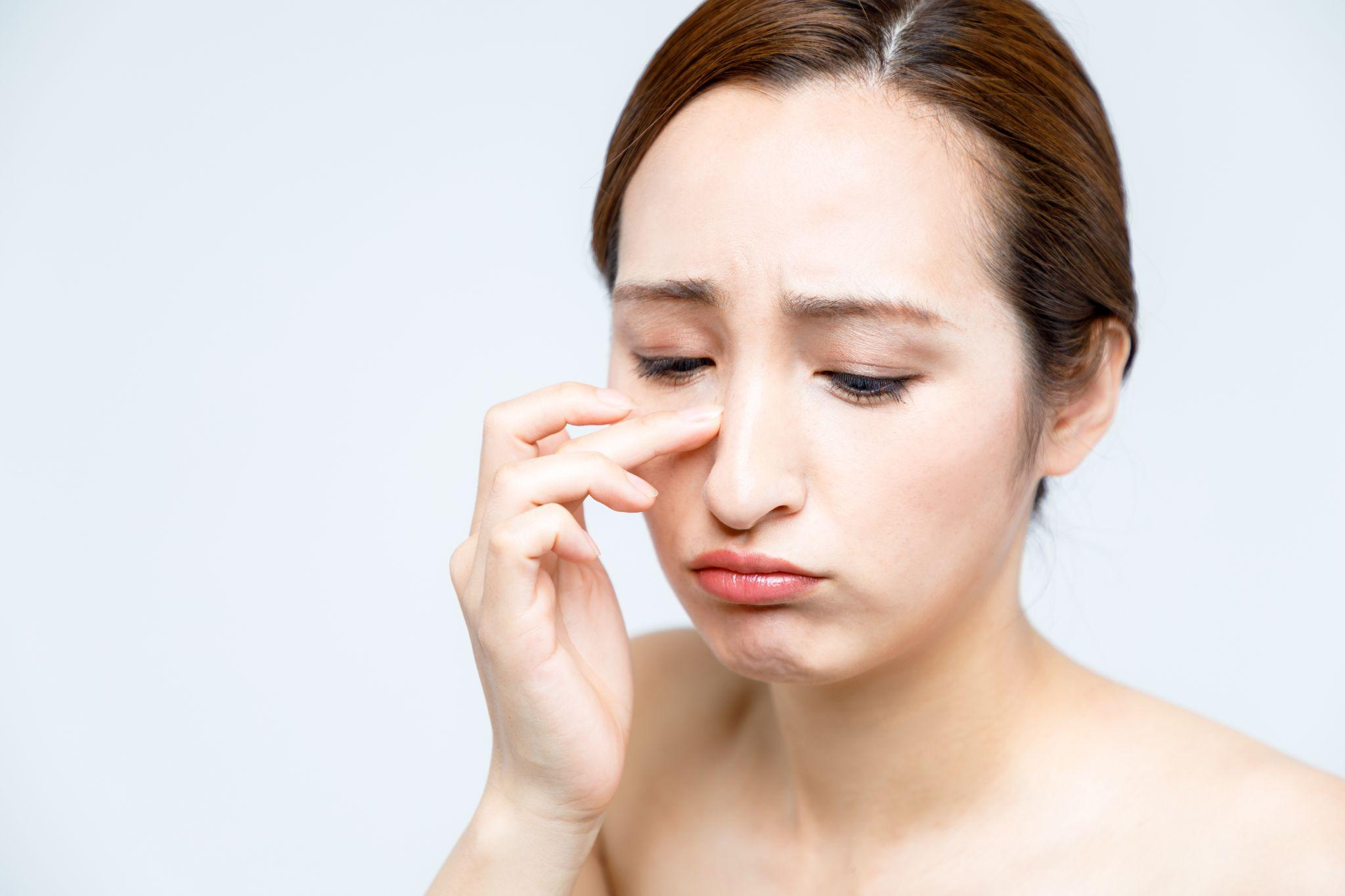 軽度の眼瞼下垂はどう治す?トレーニングの効果や手術についてわかりやすく解説