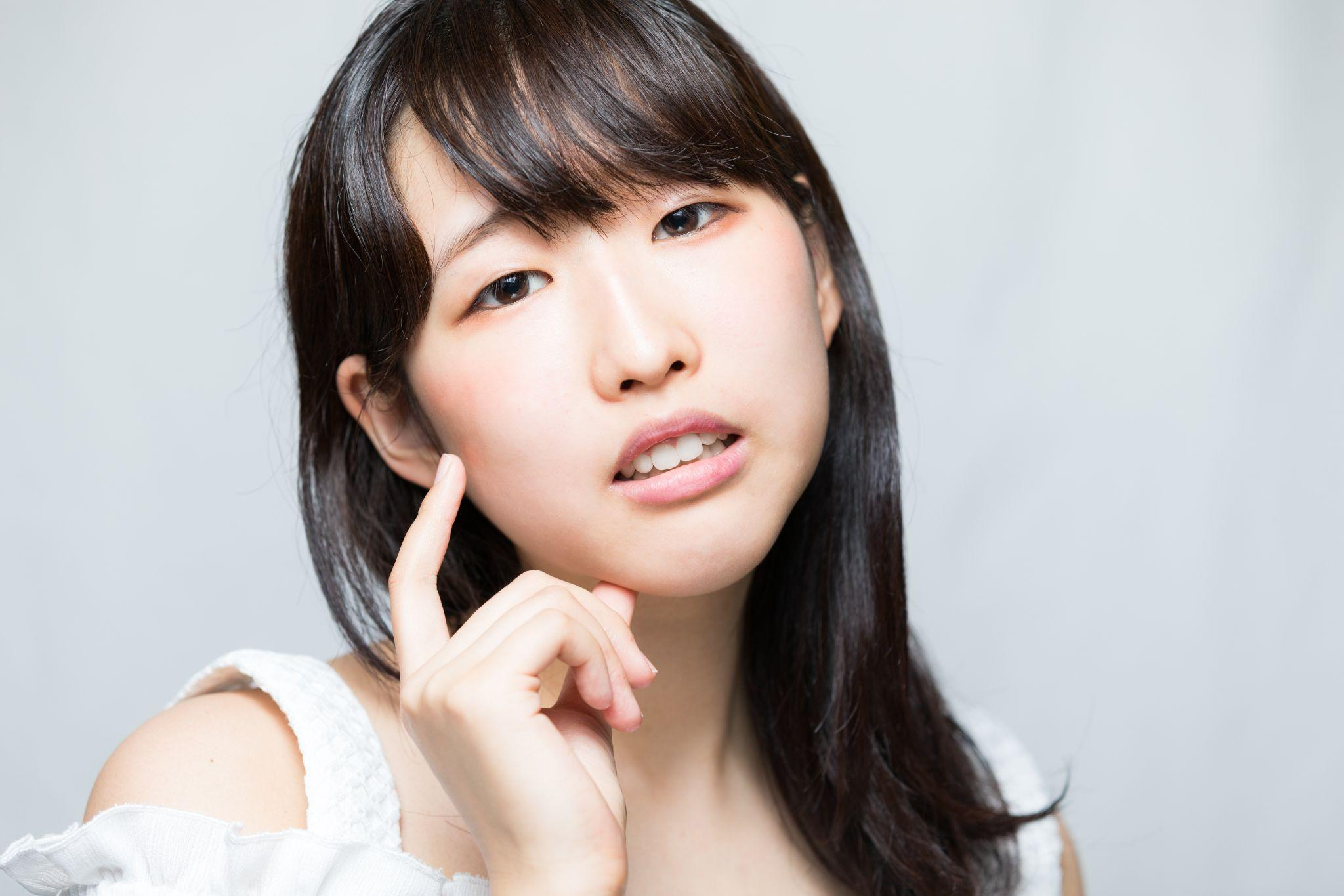 眼瞼下垂と一重まぶたの違いとは?セルフチェック方法や治療法を解説