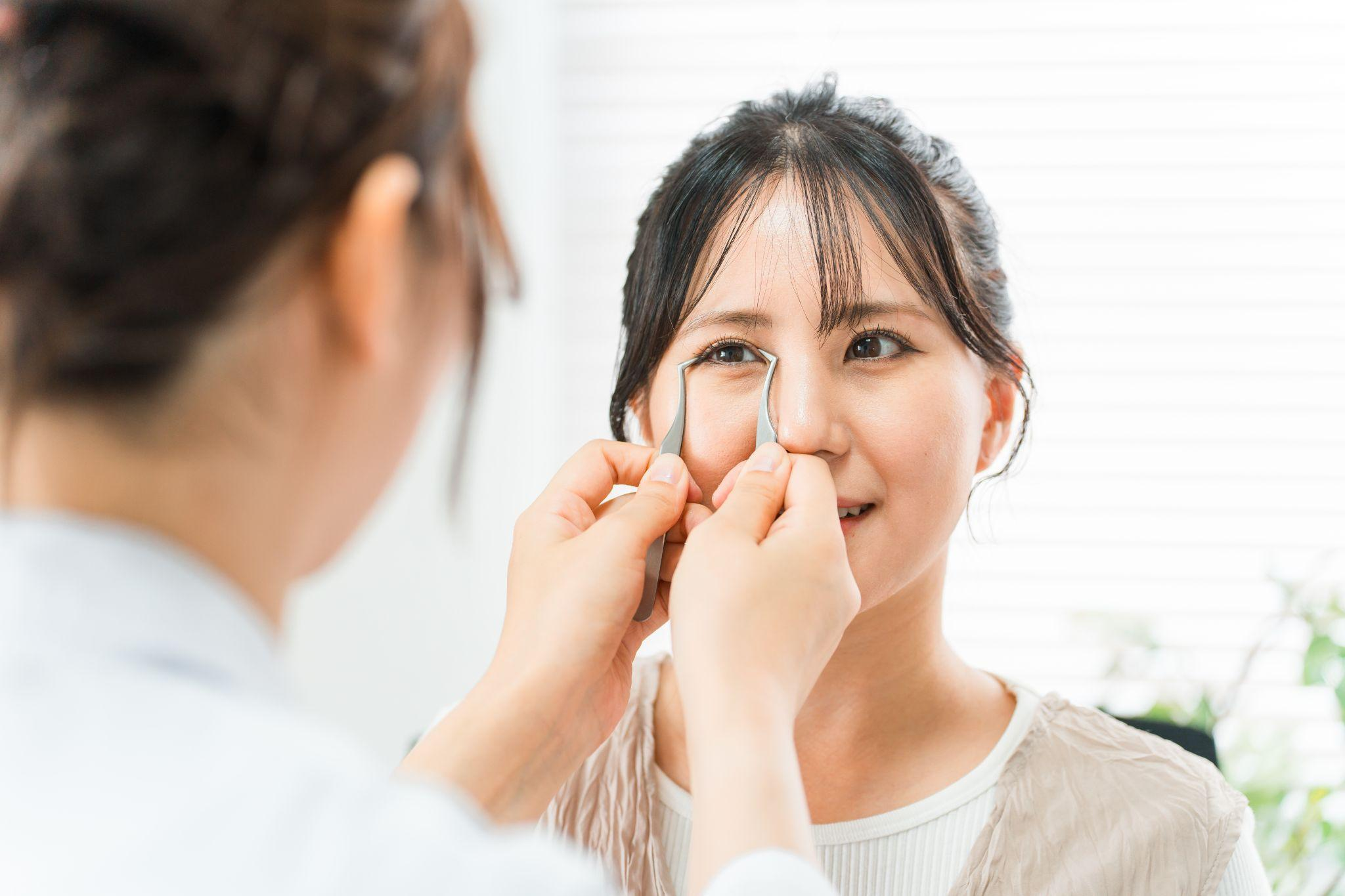 二重埋没法が眼瞼下垂の治療に使われる理由