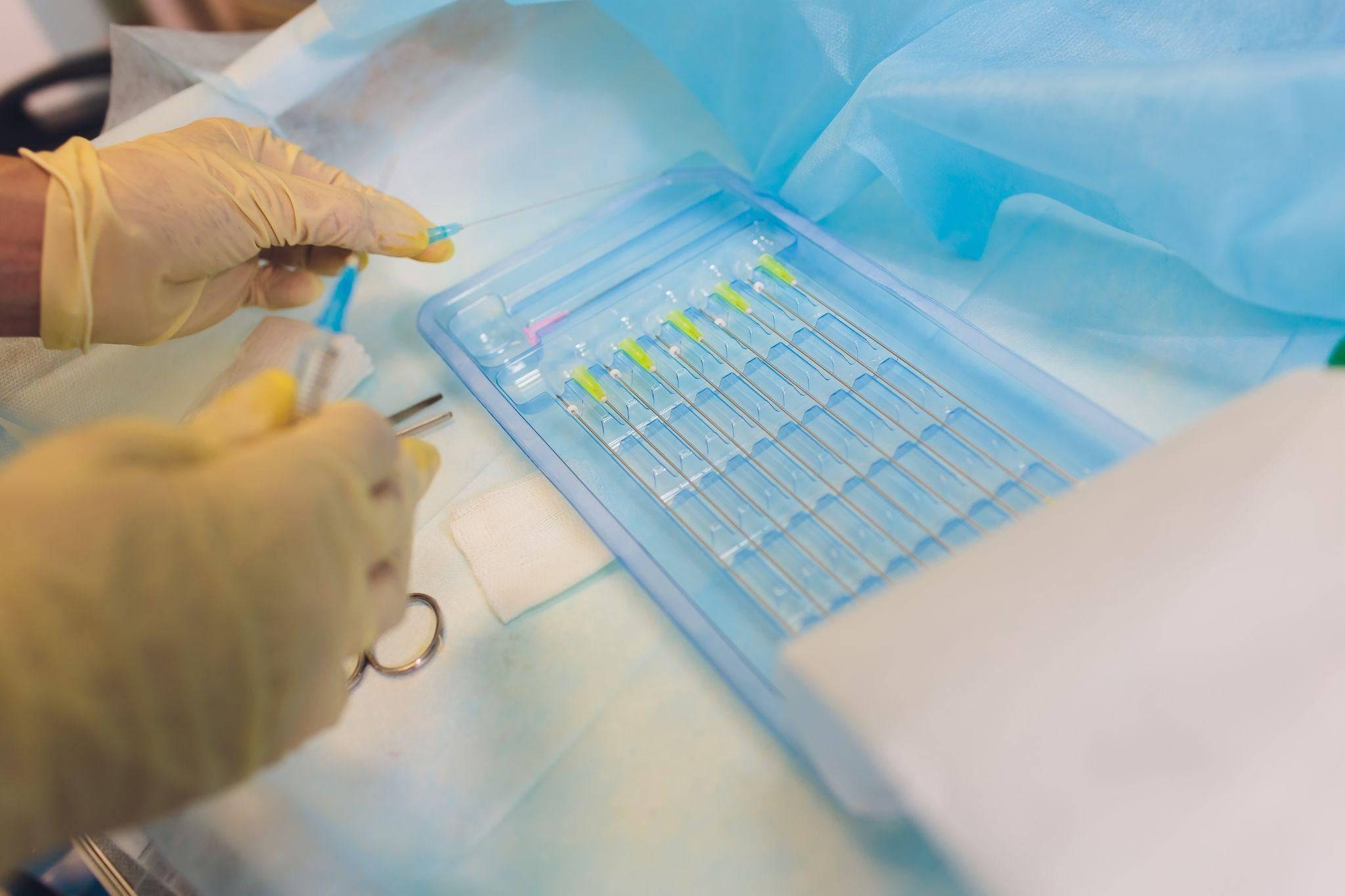 眼瞼下垂は糸で治せる？